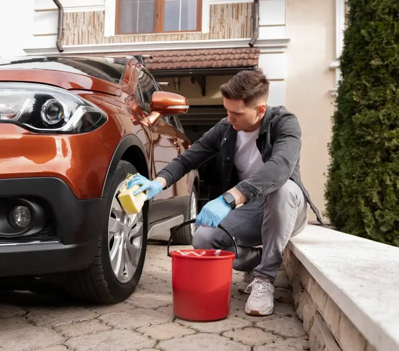 Lavage auto à domicile Lansac : professionnel intervenant sur un véhicule